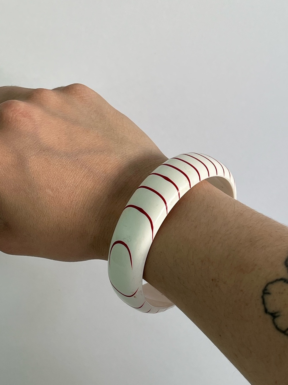 Vintage 80s Chunky Bangle Bracelet White & Red Stripes Maximalist Boho Jewelry